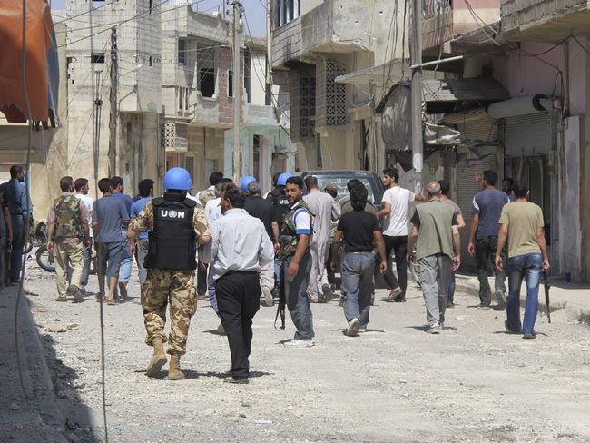 Inspección. Foto facilitada por la misión de supervisión de la ONU en Siria (UNSMIS), que muestra a observadores de las Naciones Unidas inspeccionando el área residencial de Talbisah en la ciudad de Homs.