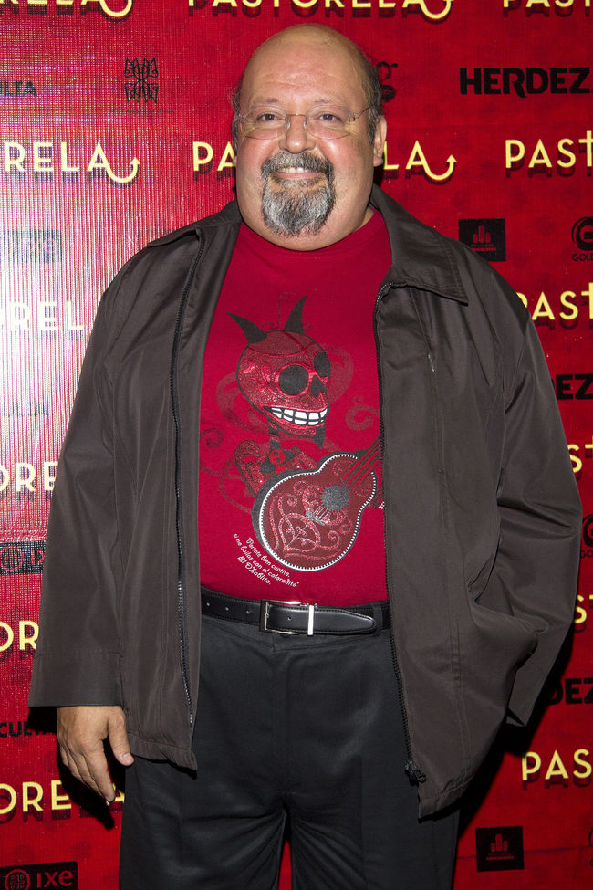 Adiós.Ayer por la mañana, a las 8:15 horas y luego de un mes de pelea por su vida, el actor Carlos Cobos falleció en un hospital de la Ciudad de México, se dice que por causas naturales.