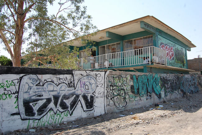 Grafiteada. Bardas de la escuela Marino Castillo Nájera están llenas de grafiti.