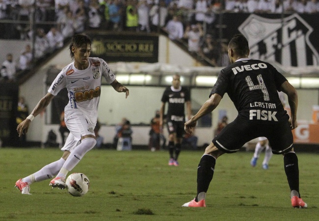 El jugador de Santos Neymar (i) es marcado por Leandro Castan, de Corinthians, durante un partido por la semifinal de la Copa Libertadores. (EFE)