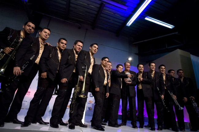 La Arrolladora Banda el Limón de René Camacho promueve en Estado Unidos su producción número treinta, 'Irreversible 2012'.