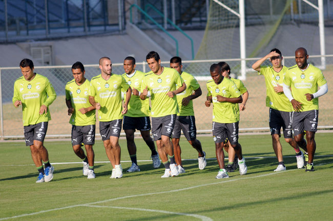 Los jugadores de Santos Laguna se reportarán hoy lunes en el TSM, incluyendo los dos nuevos refuerzos para la práctica de sus exámenes médicos. (Archivo)