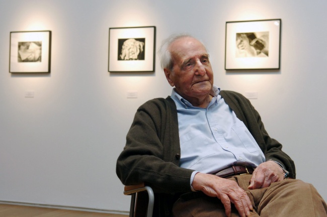 El reconocido fotógrafo argentino, Horacio Coppola, maestro de la lente, falleció a los 105 años de edad, en Buenos Aires. EFE
