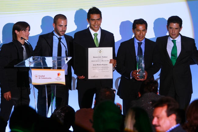 Santos recibe premio como Marca del Año