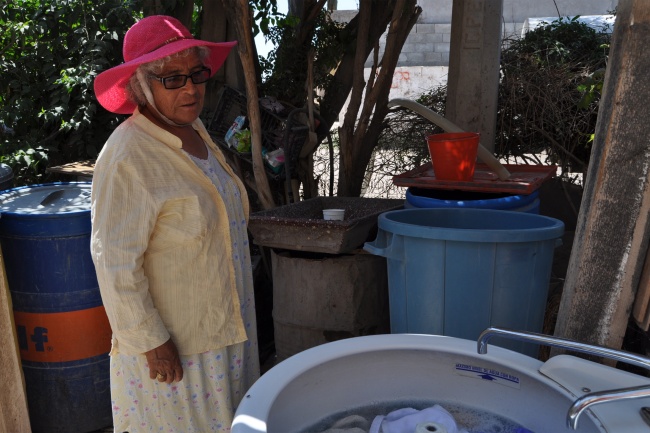 Batallan. Doña Amparo dice que los políticos prometen arreglar el problema de falta de agua durante las campañas pero nunca lo hacen.