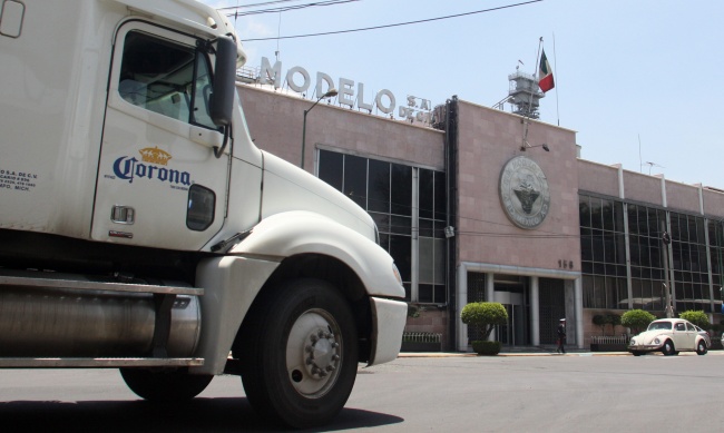 La cervecera belgo-brasileña AB InBev adquirió hoy la totalidad del mexicano Grupo Modelo, productor de la cerveza Corona. ARCHIVO