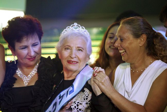 Ganadora. Hava Hershkovitz, rumana de 78 años, fue coronada como ganadora del certamen Miss Sobreviviente Holocausto 2012, en el cual se dice que se registraron cerca de 300 mujeres entre 74 y 97 años de edad.