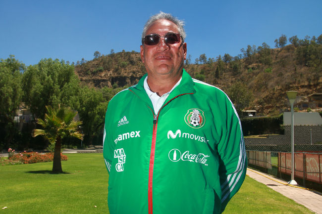 Leonardo Cuéllar, director técnico de la Selección Mexicana Femenil de Futbol, y su cuerpo técnico impartieron una clínica sobre el deporte. Leonardo Cuéllar imparte clínica de futbol