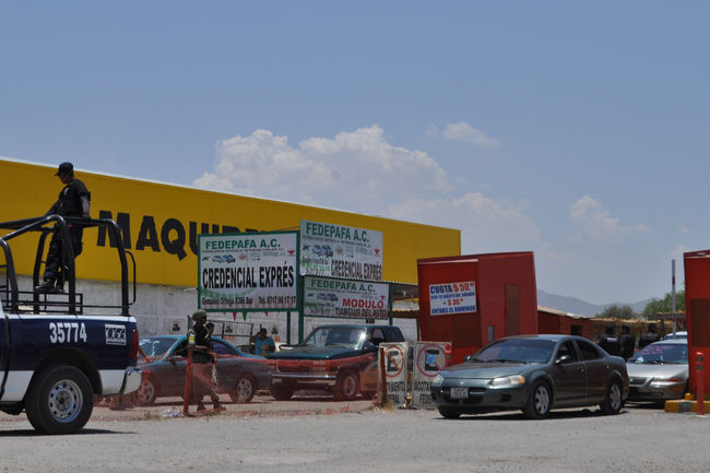 Caos. El lote de carros fue desalojado para que el personal castrense revisara todas las instalaciones; al final se confirmó que toda la confusión se debió a un 'rumor'.