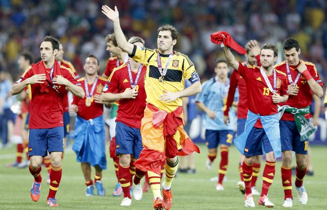 El arquero del Real Madrid, Íker Casillas, se convirtió en el primer jugador que consigue 100 victorias con la selección nacional. Casillas engrandece su figura con el título de la Eurocopa