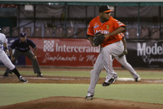 Osiris Matos entró en la novena entrada para mantener la ventaja de los naranjas y sumar su décimo salvamento de la campaña, anoche en el triunfo de Vaqueros 7-6 ante Oaxca. (Cortesía)