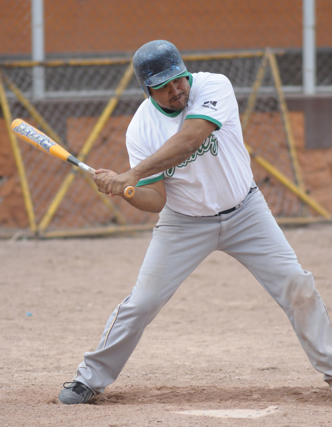 Tubería Laguna ganó por 12-7. Continúa la actividad en la Juan Navarrete