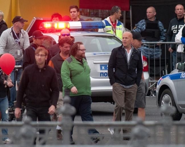 Movilización. Tras el accidente, el equipo de producción, entre ellos el actor Bruce Willis, asistió a la locación en donde se produjo el incendio.