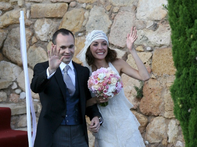 La boda del centrocampista y su ahora esposa se realizó en el castillo de Tamarit, en Tarragona. EFE