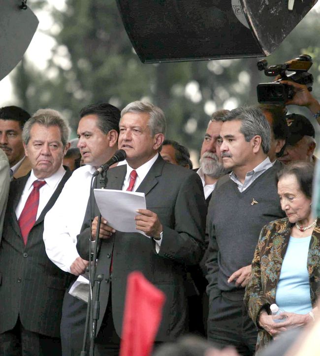 Apoyo. López Obrador en un acto acompañado de Martín Esparza ante miles de integrantes y simpatizantes del SME en 2009.