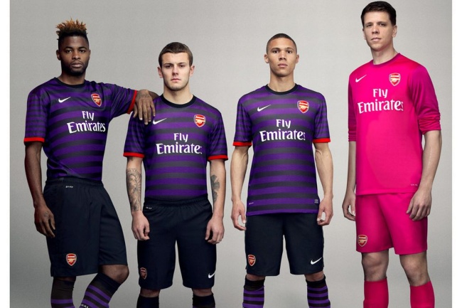 En morado y rosa el nuevo uniforme del Arsenal