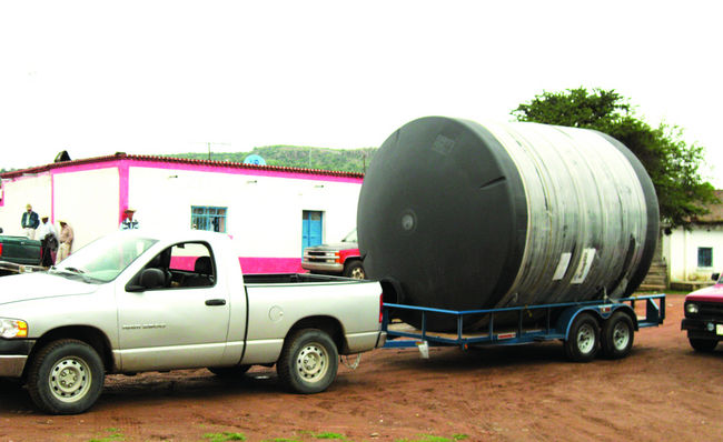 Suministro. A través de pipas-traila, los habitantes de comunidades rurales tienen acceso al agua potable para consumo humano, indispensable para las necesidades básicas del hogar.