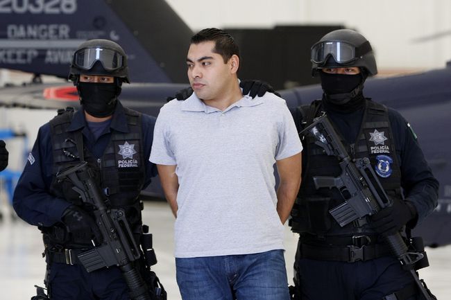Detenido. Bogar Felipe Lugo de León al ser presentado por la Policía Federal.