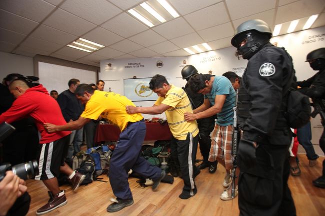 Investigaciones. La Procuraduría General de Justicia del Estado de México presentó a 17 personas relacionadas con la agresión y ultraje a jóvenes cristianos en el campamento El Colibrí.