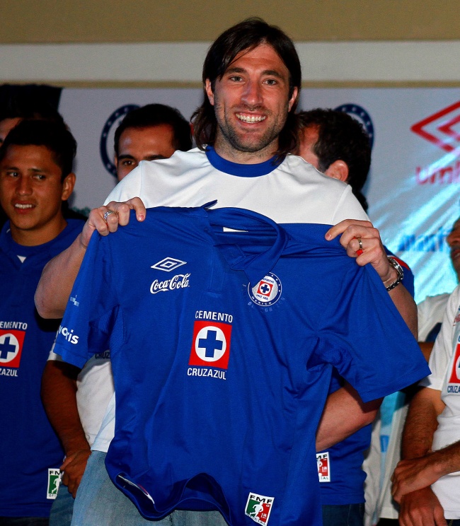 El delantero argentino en la presentación del nuevo uniforme de Cruz Azul. (Jam Media)