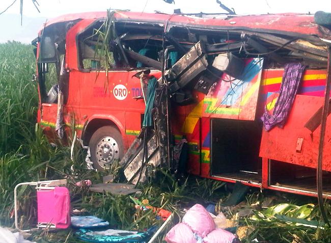 Un autobús que trasladaba a familias de Chihuahua a playa Guayabitos, en Nayarit, se desbarrancó este viernes en la autopista Tepic-Guadalajara; autoridades reportan al menos 23 muertos y 29 heridos. (El Universal)