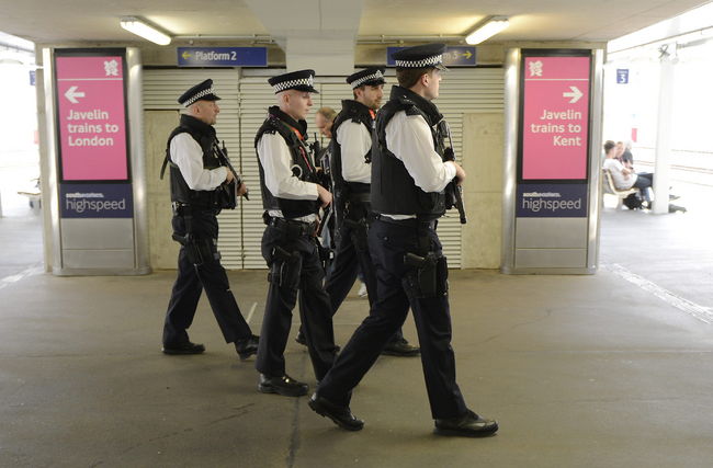 Policías patrullan por la estación de trenes Stratford International, en el margen del Parque Olímpico en Londres (Reino Unido). (EFE)
