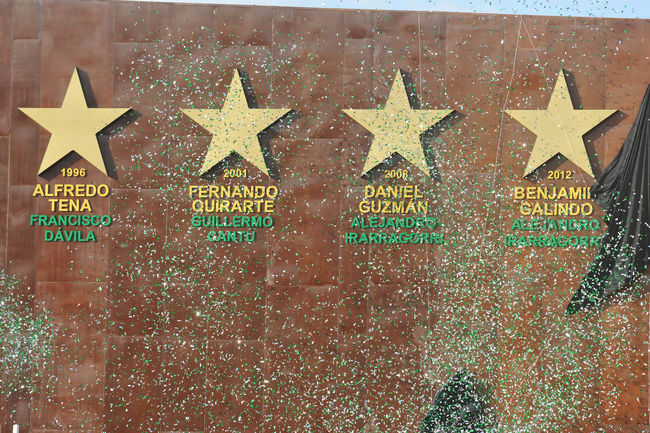 Daniel Guzmán, Fernando Quirarte, Alfredo Tena y Benjamín Galindo posaron con los trofeos conquistados. Develan cuatro estrellas conquistadas por Santos