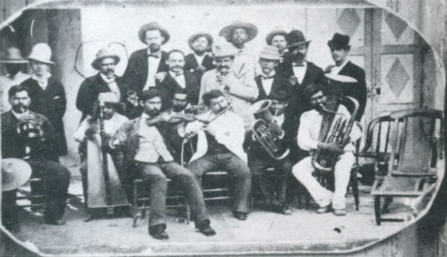 En esta fotografía que data de finales del siglo XIX, aparece la orquesta que tocaba en el merendero y cantina “LaNumancia”. Su propietario, Sebastián Vera Ortega, aparece de pie detrás del arpista.
