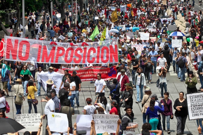 jóvenes de nuestro país, son muy valientes'.
De acuerdo con monitores del Gobierno del Distrito Federal, la manifestación congregó a unas 25 mil personas. (EL UNIVERSAL) 
