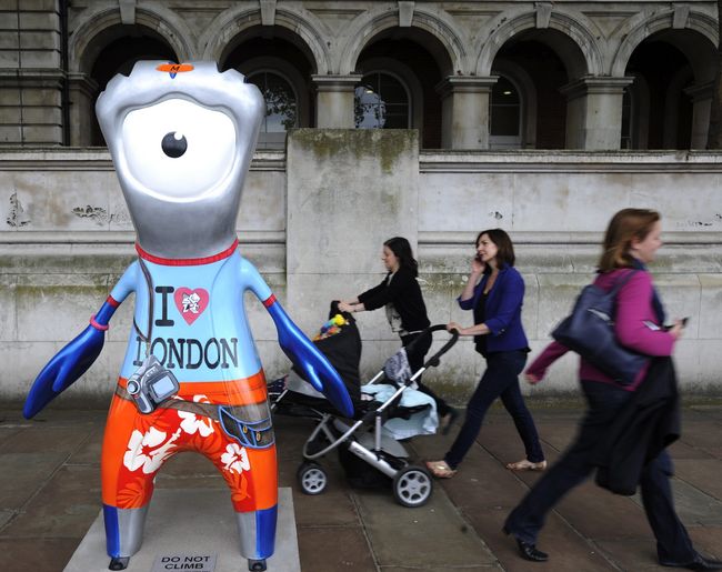 Mascota de los Juegos Olímpicos Londres 2012, una gota de acero. Mascotas espeluznantes para Londres