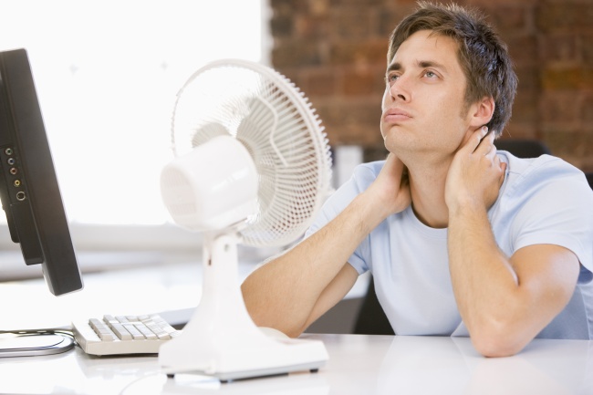 Cuando la temperatura es superior a los 35 grados centígrados los ventiladores causan más daños que beneficios, afirman científicos británicos. INGIMAGE