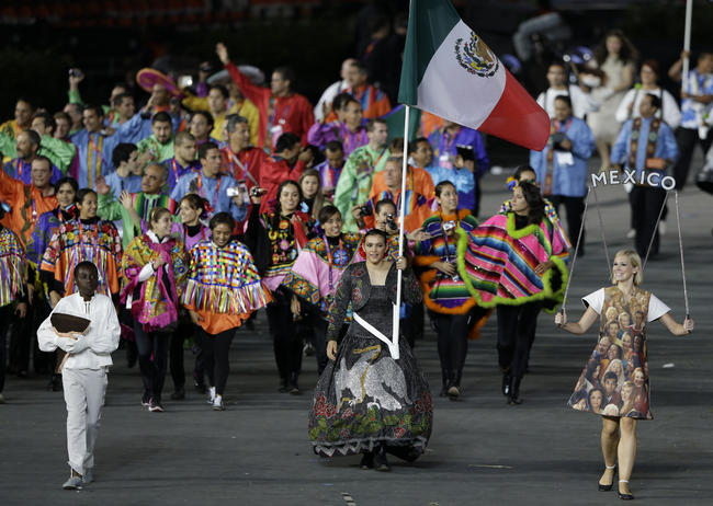 Luciendo trajes típicos, México desfila en inauguración
