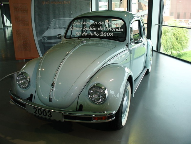 Fotografía de el último 'Vocho' fabricado en el mundo, expuesto en el Museo Wolfsburg, en Alemania. INTERNET