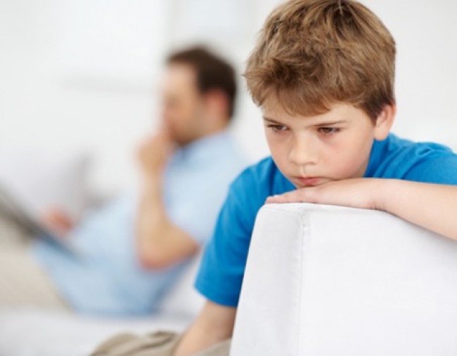 La falta de interacciones sociales con los padres, así como el rechazo de estos, aún de de forma no intecional provocan dificultades emocionales en los infantes.