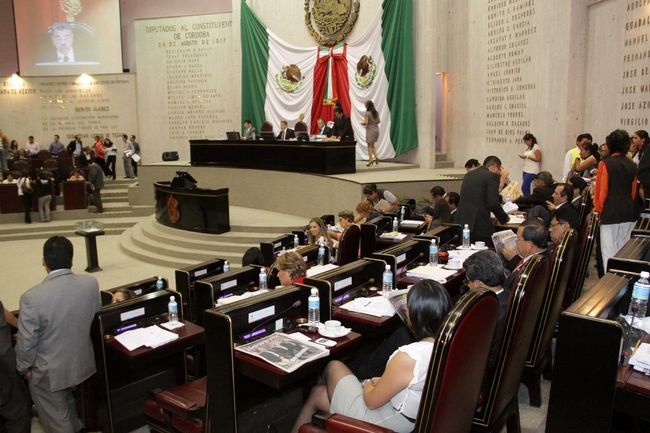 Veracruz. Diputados de todas las fracciones políticas, debaten el dictamen del Código Electoral de Veracruz ayer en la tarde en el Congreso local.
