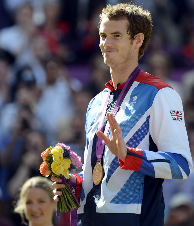 El tenista británico Andy Murray superó notablemente al suizo Roger Federer para apoderarse del oro de Londres 2012. (EFE)