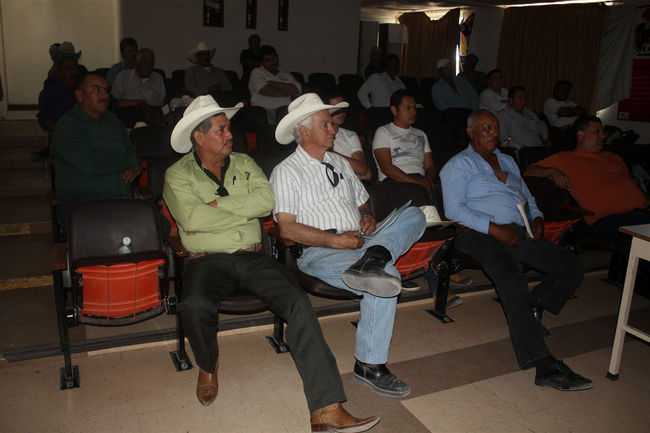 Aprovechamiento. Conalep presenta un proyecto sustentable a los campesinos de San Pedro, éste se basa en la higuerilla. 