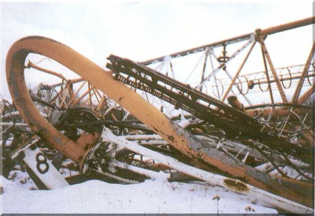 Fotografía de la Torre de radio de Varsovia tras su derrumbe, el 8 de agosto de 1991. INTERNET