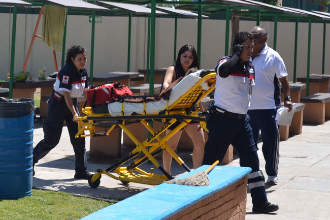 Rescate. Paramédicos salvan la vida a una menor de 3 años que resbaló a al alberca de la Deportiva  y ya no contaba con signos vitales.