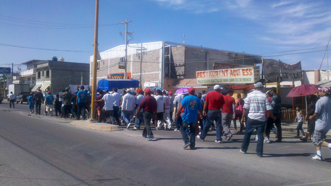 Protesta. Mineros marchan y bloquean principales entradas a Bermejillo.