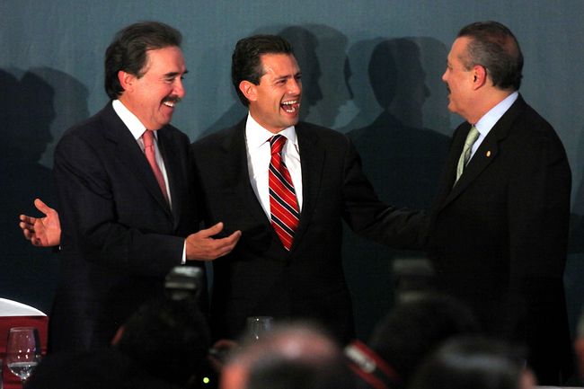 PRI. Emilio Gamboa Patrón, coordinador del PRI en el Senado; Enrique Peña Nieto, virtual presidente electo de México y Manlio Fabio Beltrones, líder del PRI en la Cámara de Diputados, se reunieron en un resturante. (EL UNIVERSAL)