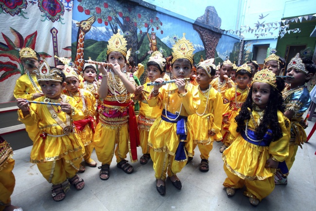 La fiesta del Janmashtami conmemora el nacimiento de Krishna, un seductor y travieso dios pastor representado tocando una flauta, hace unos 5,000 años. EFE