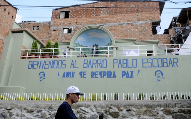 'Bienvenidos al barrio Pablo Escobar. ¡Aquí se respira paz!', reza el desconcertante mural que preside la entrada al barrio que fundó el jefe del cartel de Medellín para acoger a personas que malvivían en un vertedero. (EFE)