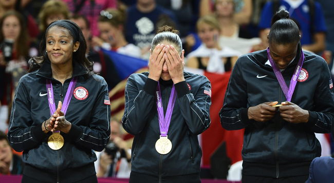 Diana Taurasi  festeja con la medalla de oro que ganó el Dream Team femenil en Londres 2012. EU se impone a China en el Medallero de JO