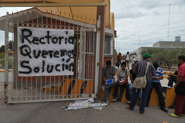 Protesta. Se colocaron mantas y se cerraron dos oficinas de la Narro desde la mañana de ayer.