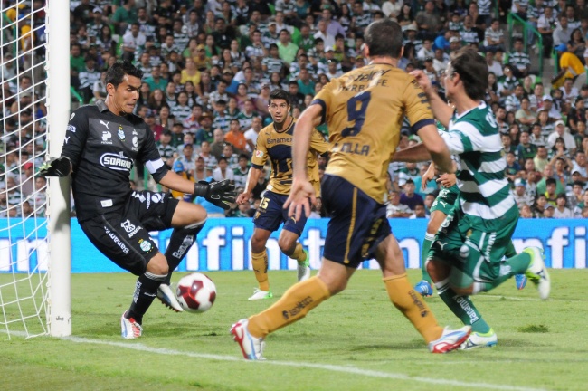 La defensa albiverde pasó verdaderos apuros ayer ante los constantes embates de los delanteros de Pumas. (Enrique Terrazas)
