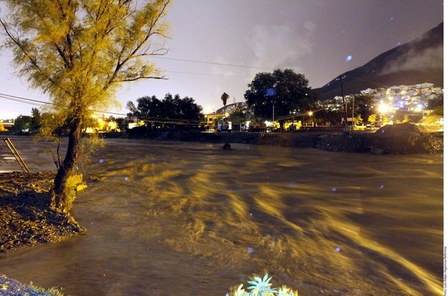 NL. Autoridades de Protección Civil alertaron por la creciente de ríos al sur de Monterrey y en Guadalupe.