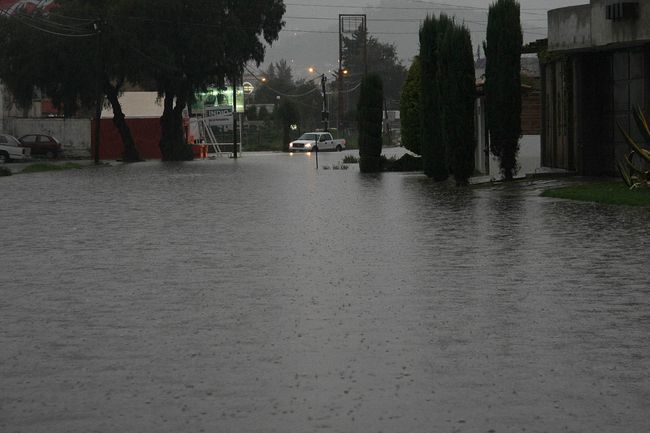 Pachuca. Las intensas lluvias registradas en la capital hidalguenses, dejaron severos encharcamientos en calles y avenidas.
