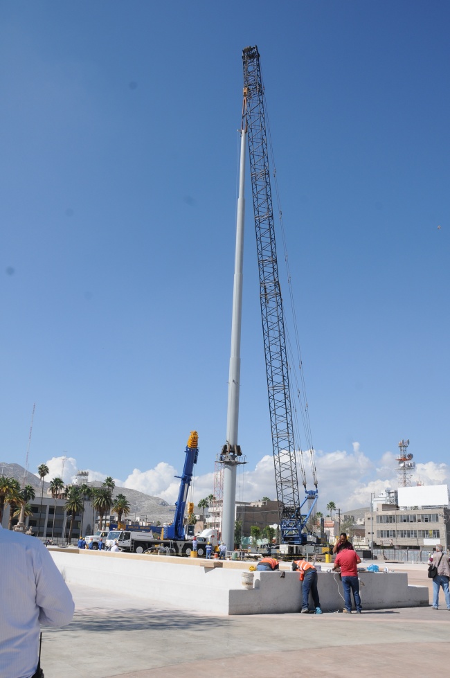 Queda instalada asta bandera en la Gran Plaza