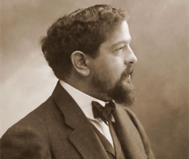 De acuerdo con los especialistas, Claude Debussy fue el precursor de la música moderna que innovó con piezas armónicas. Si bien no fue él quien inventó la escala tonal completa, si fue quien la supo utilizar de manera exitosa. INTERNET